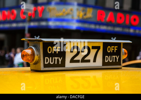 Vintage New York taxi jaune hors-service affiche à l'extérieur de Radio City, New York, USA. Banque D'Images