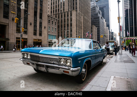 Vieille Chevrolet Impala garée sur Fith Avenue, Manhattan, New York, USA. Banque D'Images