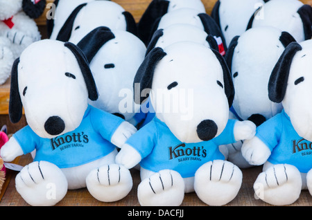 Jouets en peluche pour chiens Snoopy à Knott's Berry Farm, Buena Park, Californie. Banque D'Images