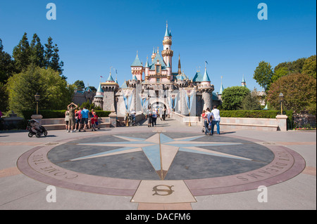 Boussole à Magic Kingdom Château Disneyland, Anaheim, Californie. Banque D'Images