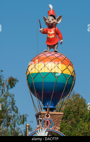 Dumbo the Flying Elephant ride Fantasyland Disneyland, Anaheim, Californie. Banque D'Images