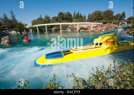 Monorail et voyage sous-marin ride Disneyland, Anaheim, Californie. Banque D'Images