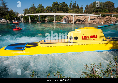 Monorail et voyage sous-marin ride Disneyland, Anaheim, Californie. Banque D'Images