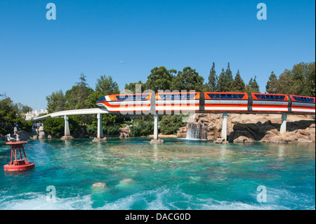 Monorail et voyage sous-marin ride Disneyland, Anaheim, Californie. Banque D'Images