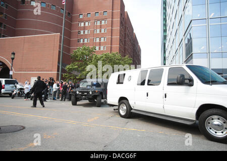 Boston, Massachusetts, USA. 10 juillet, 2013. Un convoi transportant la bombe du Marathon de Boston Djokhar Tsarnaev suspect quitte la Cour fédérale Moakley à Boston, Massachusetts le mercredi, Juillet 10, 2013 où il est allé devant un juge pour le 15 avril 2013, qui a fait trois morts. Credit : Nicolaus Czarnecki/METRO US/ZUMAPRESS.com/Alamy Live News Banque D'Images