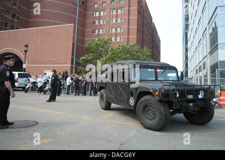 Boston, Massachusetts, USA. 10 juillet, 2013. Un convoi transportant la bombe du Marathon de Boston Djokhar Tsarnaev suspect quitte la Cour fédérale Moakley à Boston, Massachusetts le mercredi, Juillet 10, 2013 où il est allé devant un juge pour le 15 avril 2013, qui a fait trois morts. Credit : Nicolaus Czarnecki/METRO US/ZUMAPRESS.com/Alamy Live News Banque D'Images