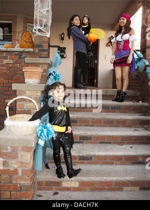 Halloween au Kensington article de Brooklyn, NY, 2010. La famille attend en costume de donner des bonbons aux jeunes. Banque D'Images