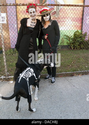 Bloc Party Halloween au Kensington article de Brooklyn, NY, 2010. Les femmes et les chiens déguisés en squelettes. Banque D'Images