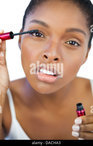 Femme concentré à l'aide de mascara pour ses cils Banque D'Images