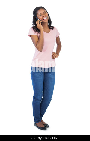 Femme souriante avec son téléphone portable Banque D'Images