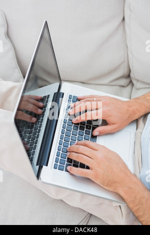 Mans hands typing on laptop Banque D'Images