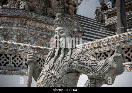 Garde chinois statue au Wat Arun, Bangkok, Thaïlande Banque D'Images