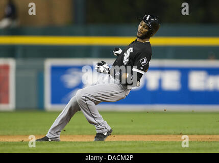 Detroit, Michigan, USA. 10 juillet, 2013. 10 juillet 2013 : Chicago White Sox shortstop Alexei Ramirez (10) complète la deuxième base au cours de l'action jeu MLB entre les White Sox de Chicago et les Tigers de Detroit à Comerica Park à Detroit, Michigan. Les Tigres défait les White Sox 8-5. Credit : csm/Alamy Live News Banque D'Images