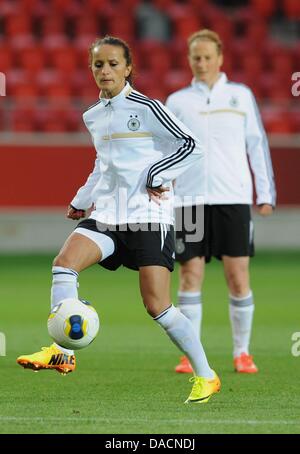 Vaxjo, Suède. 10 juillet, 2013. Joueur de l'équipe nationale allemande Fatmire Bajramaj (L) passe le ballon au cours de la formation finale de l'UEFA 2013 Women's Championship à l'aréna de Vaxjo, Suède, 10 juillet 2013. Photo : Carmen Jaspersen/dpa/Alamy Live News Banque D'Images