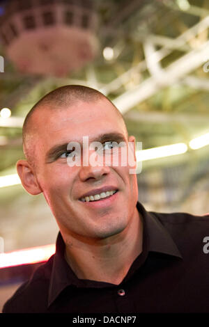 Le boxeur britannique Martin Murray donne une conférence de presse et parle à son entraîneur Fritz Sdunek chez SAP Arena de Mannheim, Allemagne, 28 septembre 2011. Il se battra contre WBA champion du monde de boxe dans la catégorie poids moyens, Felix Sturm, le 2 décembre 2011. Photo : Tobias KLEINSCHMIDT Banque D'Images