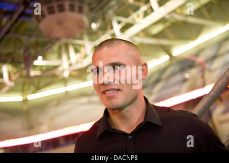 Le boxeur britannique Martin Murray donne une conférence de presse et parle à son entraîneur Fritz Sdunek chez SAP Arena de Mannheim, Allemagne, 28 septembre 2011. Il se battra contre WBA champion du monde de boxe dans la catégorie poids moyens, Felix Sturm, le 2 décembre 2011. Photo : Tobias KLEINSCHMIDT Banque D'Images