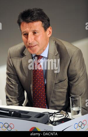 Sebastion Coe président du comité d'organisation de Londres pour les Jeux Olympiques parle lors d'un podium de discussion au Kurhaus de Baden-Baden, Allemagne, 28 septembre 2011. Le CIO célèbre le 30e anniversaire du 11e Comité olympique. Photo : Patrick Seeger Banque D'Images