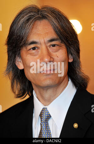 (Dossier) une archive photo datée du 14 juillet 2011 montre Kent Nagano Directeur musical général avant qu'il a reçu le Médaille Europa bavarois Prinz-Carl Palace à Munich, Allemagne. L'Opéra d'État de Bavière a été parcourue pour des représentations au Japon depuis des décennies. Cette année, le voyage s'est transformée en une question politique presque, parce que de nombreux employés sont restés chez eux par peur de r Banque D'Images