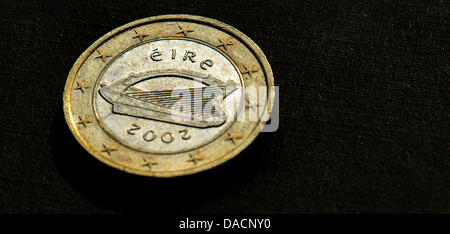 Une pièce de un euro irlandais s'assied sur une table à Dresde, Allemagne, 28 septembre 2011. Photo : Arno Burgi Banque D'Images