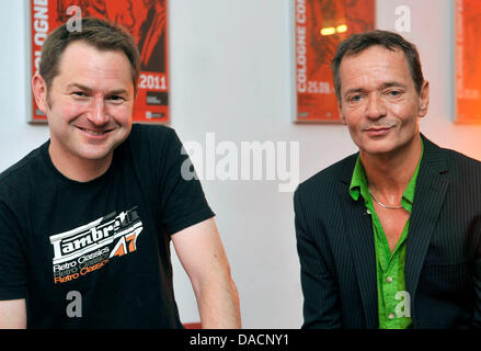 Auteur Danny Brocklehurst (L) et le producteur et auteur Paul Abbott posent avant la première de la version US de la série 'Shameless', USA 2011 et la mini-série "Exil", GO 2011 à Cologne, Allemagne, 28 septembre 2011. Abbott reçoit le "Hollywood Reporter Award 2011' le vendredi dans le cadre du festival de film et de télévision 'Conférence de Cologne". Photo : HENNING KAISER Banque D'Images