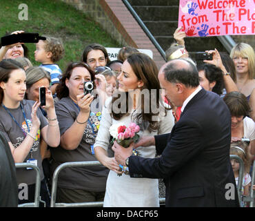 Catherine duchesse de Cambridge (avant, 2e R) arrive pour visiter le Royal Marsden Hospital à Sutton, 29 septembre 2011. Photo : Albert Nieboer (Pays-Bas) Banque D'Images