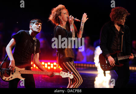 Le chanteur principal de la bande 'Jennifer Rostock', Jennifer Weist, représentant l'Etat allemand de Mecklembourg-Poméranie-Occidentale, se produit avec son groupe sur scène lors de la "Bundesvision Song Contest 2011" à Cologne, Allemagne, le 29 septembre 2011. Les musiciens et les groupes représentant les 16 états allemands se faisaient concurrence dans l'édition de cette année du Bundesvision Song Contest 20 Banque D'Images