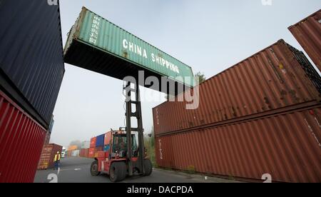 Un chariot à fourche lève un récipient avec les mots 'voyage' à la gare de Leipzig, Allemagne, 29 septembre 2011. Le même matin, le premier train de marchandises direct à Shenyang lancera à la Chine. Le nouveau transeurasion connexion Railtrack, qui seront régulièrement utilisés à partir de novembre 2011, relie la région logistique de Halle-Leipzig marque le plus important Banque D'Images