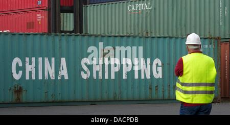 Un homme se tient devant un récipient avec les mots 'voyage' à la gare de Leipzig, Allemagne, 29 septembre 2011. Le même matin, le premier train de marchandises direct à Shenyang lancera à la Chine. Le nouveau transeurasion connexion Railtrack, qui seront régulièrement utilisés à partir de novembre 2011, relie la région de logistique les plus importan de Halle-Leipzig Banque D'Images