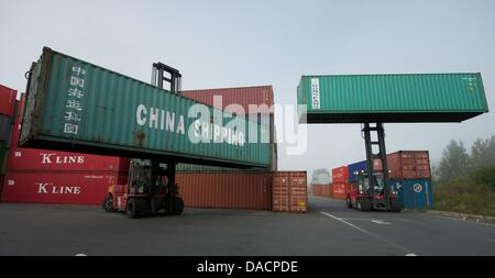 Un chariot à fourche lève un récipient avec les mots 'voyage' à la gare de Leipzig, Allemagne, 29 septembre 2011. Le même matin, le premier train de marchandises direct à Shenyang lancera à la Chine. Le nouveau transeurasion connexion Railtrack, qui seront régulièrement utilisés à partir de novembre 2011, relie la région logistique de Halle-Leipzig marque le plus important Banque D'Images