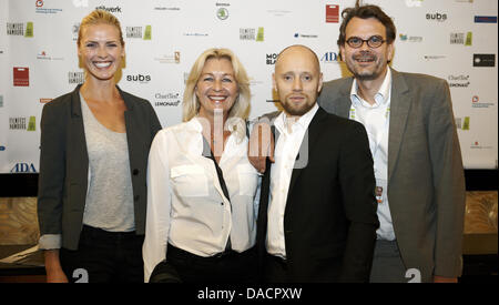 L'actrice Synnove Macody Lund (L-R), producteur Marianne Gray, acteur norvégien Aksel Hennie et producteur Asle Vatn arrivent pour la première du film 'Chasseurs' pendant le festival du film 2011 de Hambourg à Hambourg, Allemagne, le 30 septembre 2011. Photo : Georg Wendt Banque D'Images