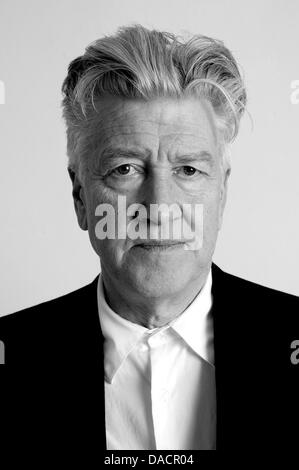 Fichier - une archive photo datée du 07 octobre 2010 nous montre le directeur américain David Lynch au cours de l'attribution du 35e Kaiserring en Goslar, Allemagne. Photo : Jan Knoff Banque D'Images