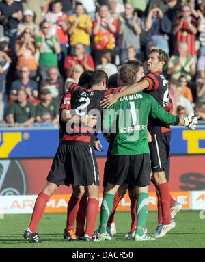 Les joueurs de Fribourg célébrer la victoire après la Bundesliga match de foot entre Fribourg et Borussia Moenchengladbach à Badenova-Stadium à Freiburg, Allemagne, 01 octobre 2011. Fribourg gagne par 1-0. Photo : PATRICK SEEGER (ATTENTION : EMBARGO SUR LES CONDITIONS ! Le LDF permet la poursuite de l'utilisation des images dans l'IPTV, les services mobiles et autres technologies nouvelles sur Banque D'Images