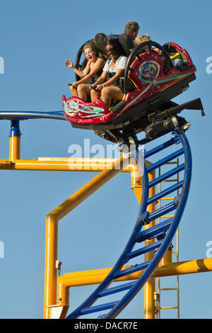 Les visiteurs en voiture dans un rouleau à l'coasetr Le Canstatt Wasen à Stuttgart, Allemagne, 01 octobre 2011. Cannstatter Volksfest le 166e soit jusqu'au 09 octobre 2011. Photo : Tobias Kleinschmidt Banque D'Images