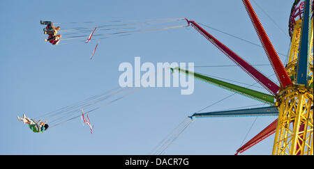 Les visiteurs en voiture dans un carrousel à la Le Canstatt Wasen à Stuttgart, Allemagne, 01 octobre 2011. Cannstatter Volksfest le 166e soit jusqu'au 09 octobre 2011. Photo : Tobias Kleinschmidt Banque D'Images
