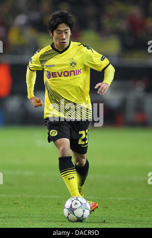 Le Dortmund Shinji Kagawa dribble le ballon au cours de la Ligue des Champions match de football Borussia Dortmund Vs Olympique Marseille au Signal Iduna Park de Dortmund, Allemagne, 06 décembre 2011. Photo : Revierfoto Banque D'Images