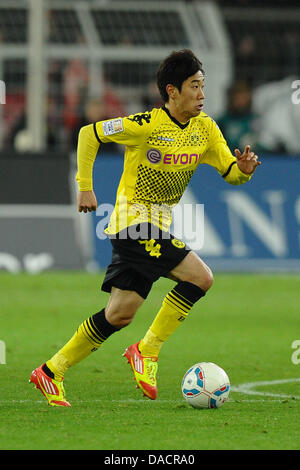 Le Dortmund Shinji Kagawa dribble la balle pendant le match de football Bundesliga Borussia Dortmund vs 1. FC Kaiserslautern au Signal Iduna Park de Dortmund, Allemagne, 11 décembre 2011. Photo : Revierfoto Banque D'Images