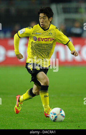 Le Dortmund Shinji Kagawa dribble la balle pendant le match de football Bundesliga Borussia Dortmund vs 1. FC Kaiserslautern au Signal Iduna Park de Dortmund, Allemagne, 11 décembre 2011. Photo : Revierfoto Banque D'Images