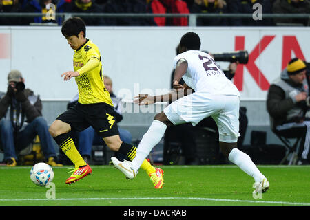 Kaiserslautern's Rodnei (R) et de Dortmund Shinji Kagawa rivalisent pour le ballon pendant le match de football Bundesliga Borussia Dortmund vs 1. FC Kaiserslautern au Signal Iduna Park de Dortmund, Allemagne, 11 décembre 2011. Photo : Revierfoto Banque D'Images