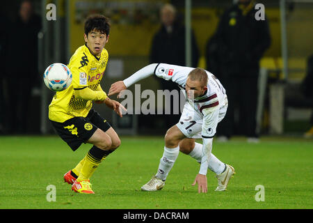 Kaiserslautern est Pierre de Wit (R) et de Dortmund Shinji Kagawa rivalisent pour le ballon pendant le match de football Bundesliga Borussia Dortmund vs 1. FC Kaiserslautern au Signal Iduna Park de Dortmund, Allemagne, 11 décembre 2011. Photo : Revierfoto Banque D'Images