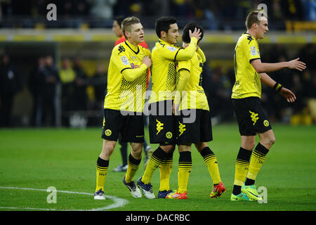 Lukasz Piszcek du Dortmund (L-R), Ilkay Guendogan, Shinji Kagawa et Kevin Grosskreutz célébrer au cours de la Bundesliga match de football Borussia Dortmund vs 1. FC Kaiserslautern au Signal Iduna Park de Dortmund, Allemagne, 11 décembre 2011. Photo : Revierfoto Banque D'Images