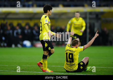 Le Dortmund Shinji Kagawa (L) et Kevin Grosskreutz célébrer au cours de la Bundesliga match de football Borussia Dortmund vs 1. FC Kaiserslautern au Signal Iduna Park de Dortmund, Allemagne, 11 décembre 2011. Photo : Revierfoto Banque D'Images