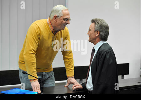 Criminel lourd Thomas Wolf (L) parle à son avocat Joachim Bremer avant la proclamation de la sentence à la Cour régionale de Wiesbaden, Allemagne, le 13 décembre 2011. Les 58 ans, est accusé d'enlèvement d'une épouse du banquier pour l'objet de chantage en 2009. Pendant des années, Wolf a vécu dans la clandestinité et a été désigné comme le plus criminel recherché. Maintenant, un jugement est attendu. Ph Banque D'Images
