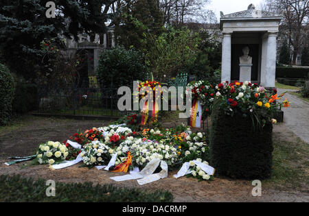 La tombe de Christa Wolf est photographié après son enterrement dans le cimetière de Dorotheenstadt de Berlin, Allemagne, le 13 décembre 2011. Près de deux semaines après sa mort, l'auteur a été enterré après un enterrement. Elle est décédée le 01 décembre à l'âge de 82 ans. Photo : RAINER JENSEN Banque D'Images