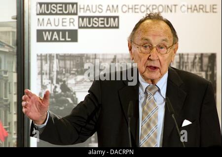 L'ancien ministre allemand des affaires étrangères Hans-Dietrich Genscher donne l'adresse élogieux lors de la cérémonie de remise des prix de la 'Dr. Rainer Hildebrandt Médaille des droits de l'homme au Musée du Mur de Checkpoint Charlie à Berlin, Allemagne, le 13 décembre 2011. Antonia Rados, chef correspondant étranger pour RTL Media group, a reçu la médaille de l'année. Il est remis chaque année à des personnes qui font campagne peacefu Banque D'Images