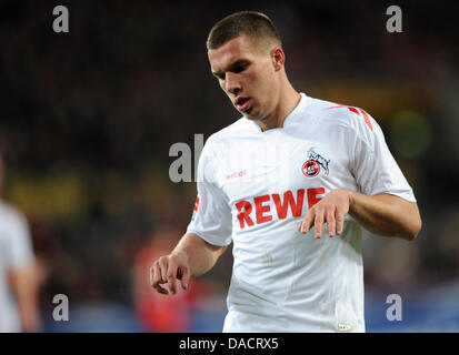 Cologne, Lukas Podolski se tourne vers le sol pendant le match de football Bundesliga réarrangés entre FC Cologne et FSV Mainz 05 au stade Rhein-Energie-stade à Cologne, Allemagne, le 13 décembre 2011. Photo : Jonas Guettler Banque D'Images