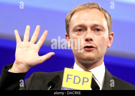 Fichier - une archive photo datée du 15 mai 2011 montre FDP Secrétaire général Christian Lindner pendant le gouvernement fédéral paryt congrès de la FDP à Rostock, Allemagne. Christian Lindner FDP démissionne en tant que secrétaire général. Il a annoncé sa démission au cours d'une conversation avec le chef du parti FDP Roesler à Berlin, Allemagne, le 14 décembre 2011. Photo : WOLFGANG KUMM Banque D'Images