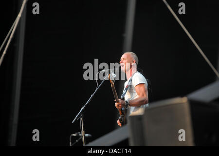 Mainz, Allemagne. 10 juillet, 2013. Chanteur, compositeur, acteur et Gordon Matthew Thomas Sumner (Sting) effectue de concert avec son groupe sur son "retour à la basse Tour' à Mainz, Allemagne, 10 juillet 2013. C'est Sting est que les concerts en Allemagne sur le tour. Photo : FREDRIK VON ERICHSEN/dpa/Alamy Live News Banque D'Images