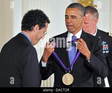 Le président américain Barack Obama (R) présente le 2012 National Medal of Arts à propos de dramaturge et scénariste Tony Kushner lors d'une cérémonie dans la East Room de la Maison Blanche à Washington, D.C. le mercredi, 10 juillet 2013. Photo : Ron Sachs/CNP Banque D'Images
