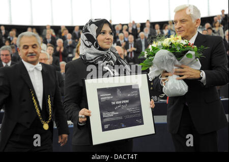 Le Président du Parlement européen Jerzy Buzek (R) Les mains sur le certificat d'Asmaa Mahfouz, l'un des cinq lauréats du prix Sakharov du Parlement européen de Strasbourg, France, 14 décembre 2011.Les prix de l'édition 2011 du Prix Sakharov pour la liberté de pensée a été décerné à cinq militants du Printemps arabe pour les changements historiques dans le monde arabe. Photo : Stefan Scheuer dpa Banque D'Images