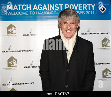 Bora Milutinovic arrive pour l'après match dîner au restaurant Espenlaub après le 'Match contre la pauvreté' match à Hambourg, Allemagne, le 13 décembre 2011. Une sélection de joueurs de football du monde y compris Ronaldo et Zinédine Zidane a joué Hambourg SV avec quelques autres all-stars pour collecter des dons pour le Programme des Nations Unies pour le développement (PNUD) pour l'action humanitaire de l'aide à l'hor Banque D'Images